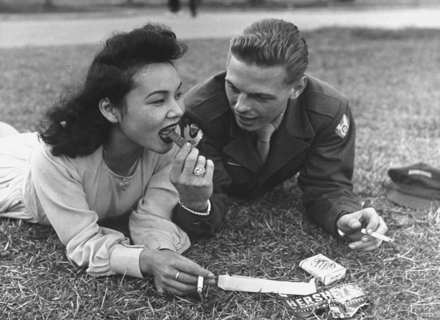35 редких фото любви во время войны