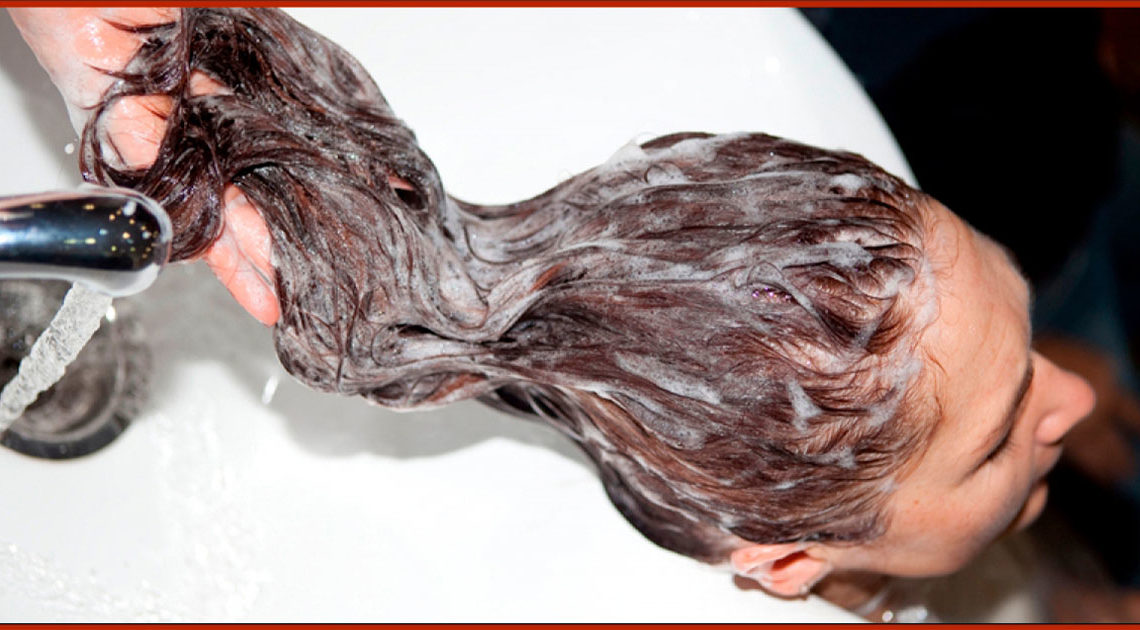 Три маленьких хитрости при мытье головы от специалиста, которые делают волосы блестящими и здоровыми