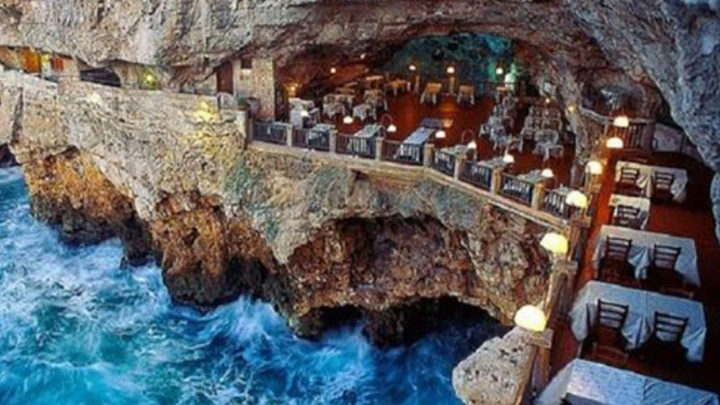 Итальянский ресторан внутри многовековой скалы с видом на море