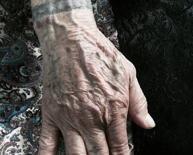 Наглядно о том, что будет с татуировками в старости (13 фото)