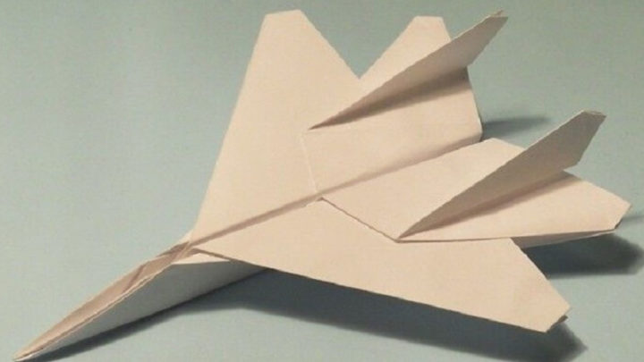 Как сложить идеально летающий бумажный самолет