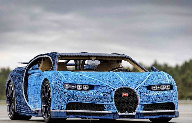 LEGO сделал точную копию Bugatti Chiron из 2300 игрушечных моторов. И она ездит.