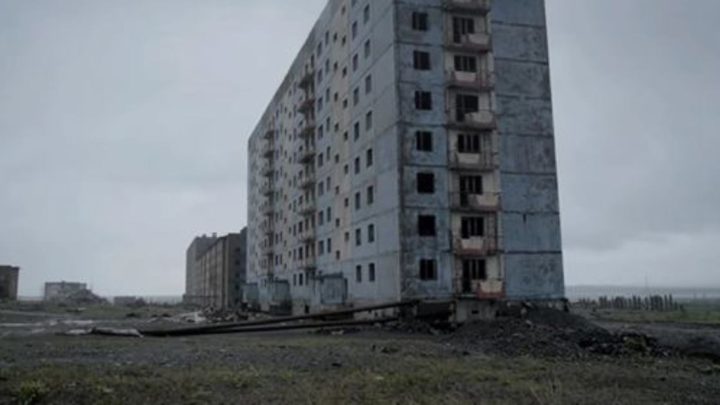 Как живут люди на краю света: города России за полярным кругом, где время замерло (17 фото)